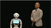 ソフトバンクの株主総会の模様。壇上で孫正義社長は新発売するロボット「ｐｅｐｐｅｒ」とかけあう＝6月20日、同社の動画配信より