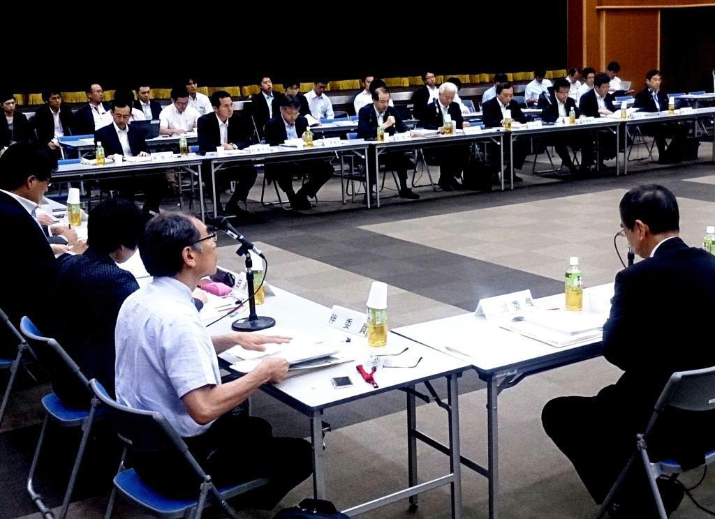 総合資源エネルギー調査会原子力小委員会の初会合に臨む有識者ら＝１９日、経済産業省