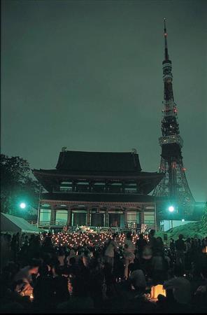 夏至の日（２０１４年６月２１日）に芝増上寺で開催される「１００万人のキャンドルナイト＠増上寺２０１４＿オーガニックフェスタ」（２０１３年６月の様子、Ｊ－ＷＡＶＥ提供）