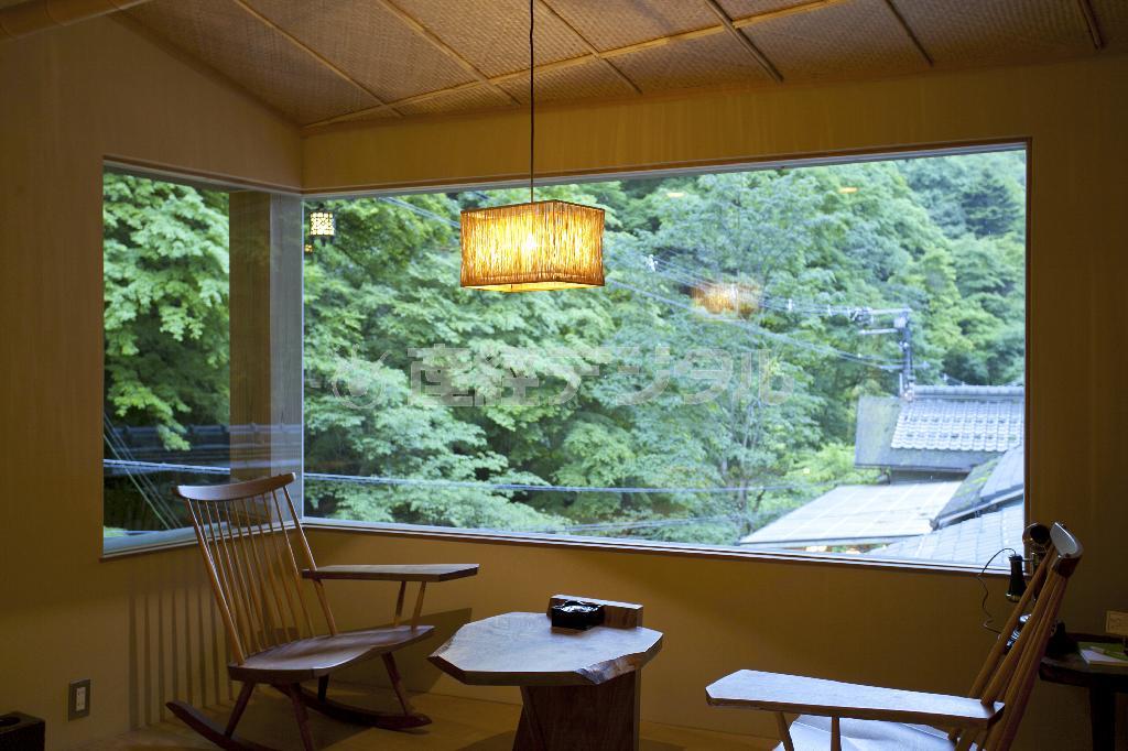 京都・貴船の料理旅館『右源太』に納められた「箔」の照明『十六夜』＝２０１２年６月１２日、京都市左京区（中島光行さん撮影）