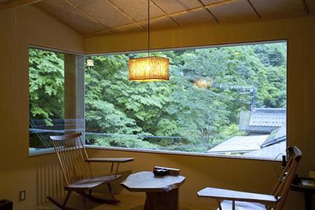 京都・貴船の料理旅館『右源太』に納められた「箔」の照明『十六夜』＝２０１２年６月１２日、京都市左京区（中島光行さん撮影）