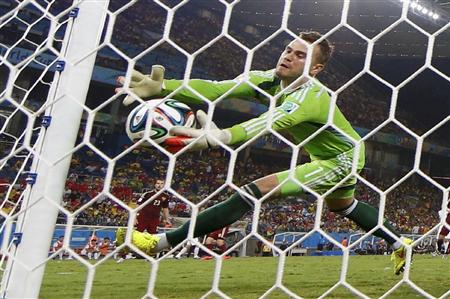 韓国・李根鎬のシュートをロシアＧＫアキンフェーフが取り損ね、先制ゴールとなる＝クイアバ（ロイター）