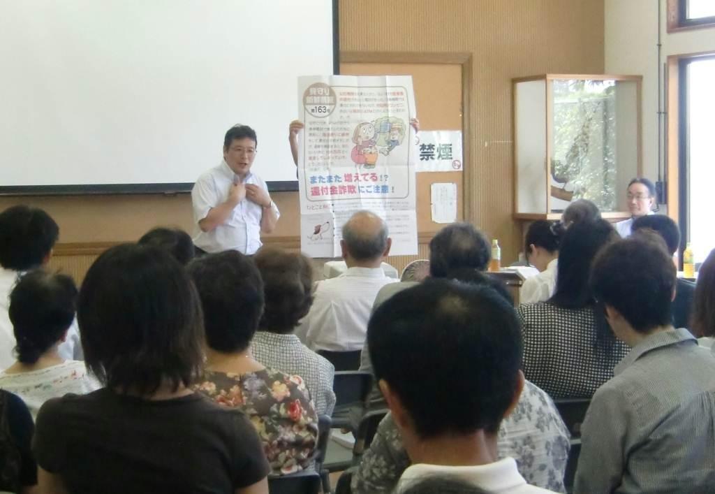 出前講座で還付金詐欺について説明する真鍋重朗さん。被害防止には高齢者だけでなく、周りの見守り者への啓発も欠かせないという（真鍋さん提供）