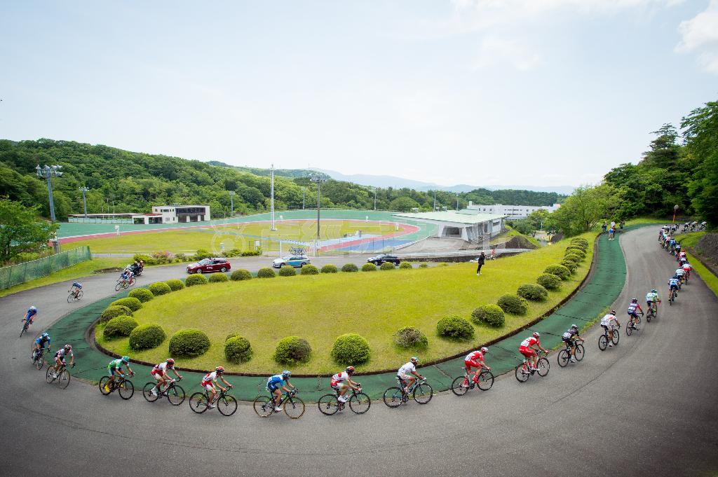 日本サイクルスポーツセンターで行われた伊豆ステージ。併設されている日本競輪学校のトレーニングバンク横を選手たちは駆け抜けた＝２０１４年５月２４日、静岡県伊豆の国市（田中苑子さん撮影）