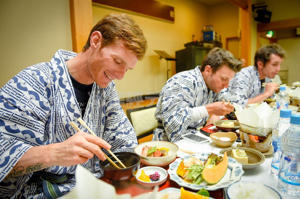 旅館で浴衣を着て夕食をとる外国人選手たち。彼らは大会を通じて、日本の文化にも親しんだ＝２０１４年５月２２日、静岡県駿東郡小山町（田中苑子さん撮影）