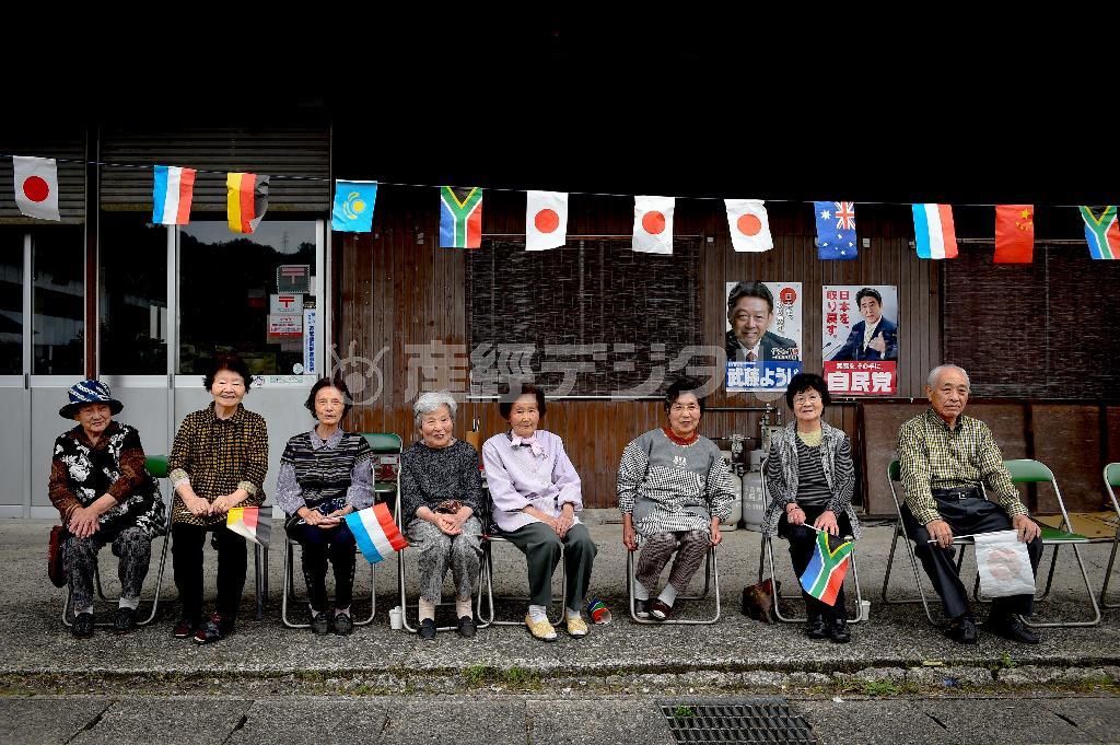 家の前に椅子を持ち出してレース観戦する地元の人たち。一般道を使って開催されるロードレースでは誰もが無料で観戦できるよさがある＝２０１４年５月２０日、岐阜県美濃市（田中苑子さん撮影）