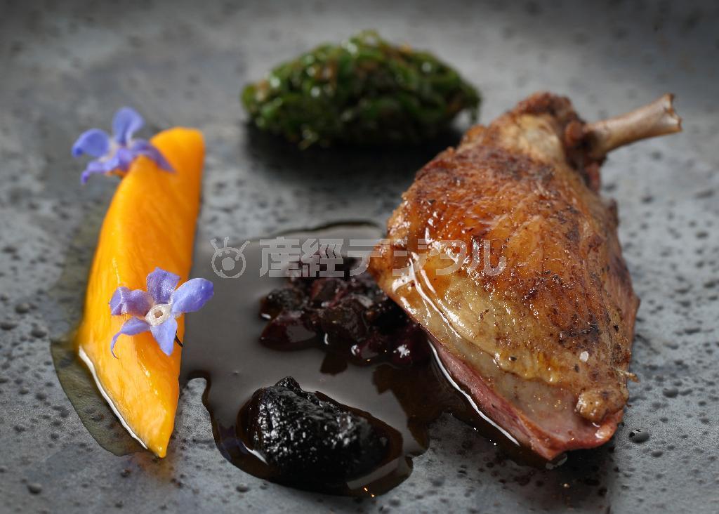 トゥーレーヌ産の小鳩は、なめらかな肉質で力強い味わい。豊かな香りが広がる。「鳩の肉は脂肪分が少なく鉄分が豊富なんです」（長野浩丈さん）＝２０１４年６月１３日、京都市中京区（恵守乾撮影）