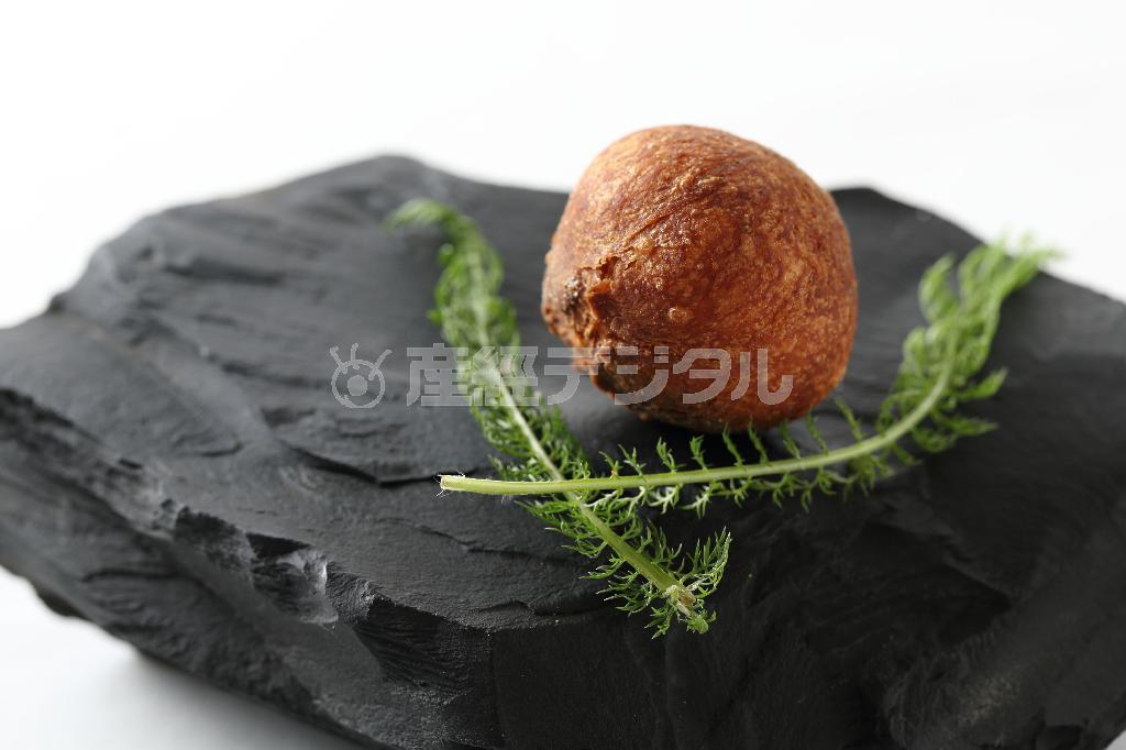 最初の一品。ブリオッシュ生地の中には、サンマルスランというフレッシュチーズに青カビのチーズを加えたソースが入っている。石を器にしているのも面白い＝２０１４年６月１３日、京都市中京区（恵守乾撮影）