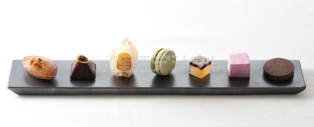 最後に出される小さなお菓子「ミニャルディーズ」。チョコレートとオレンジのケーキやマカロンなど数種。見て楽しい、食べておいしい＝２０１４年６月１３日、京都市中京区（恵守乾撮影）