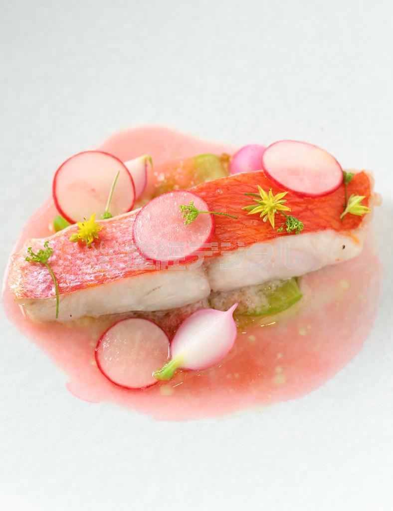 銚子の金目鯛。「素材の旨さを最大限に引き出したい」と焼き方も工夫されている。白ワインとすりおろしたラディッシュのソースで＝２０１４年６月１３日、京都市中京区（恵守乾撮影）