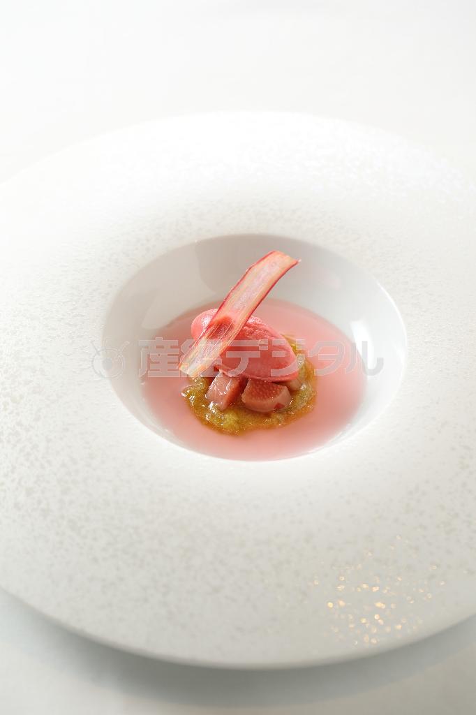 ルバーブを使った甘酸っぱいデザート。ルバーブとはタデ科の植物で、西洋ではお菓子の材料によく使われている＝２０１４年６月１３日、京都市中京区（恵守乾撮影）