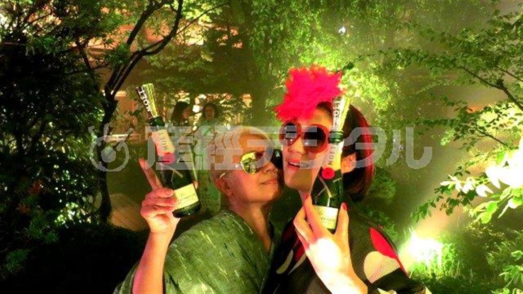 モエ・エ・シャンドン主催の「浴衣でモエ」イベント。写真右はフラワー・アーティストの花千代（はなちよ）さん＝東京都港区のとうふ屋うかい（本人提供）