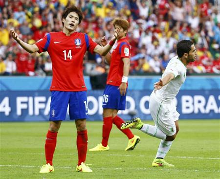 韓国－アルジェリア前半、３点目のゴールを決め、駆けだすアルジェリアのジャブ（右）と、悔しがる韓国の韓国栄（１４）＝ポルトアレグレ（ロイター＝共同）