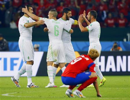 韓国に勝利し喜ぶアルジェリアイレブン。手前は韓国の孫興民＝ポルトアレグレ（ロイター＝共同）
