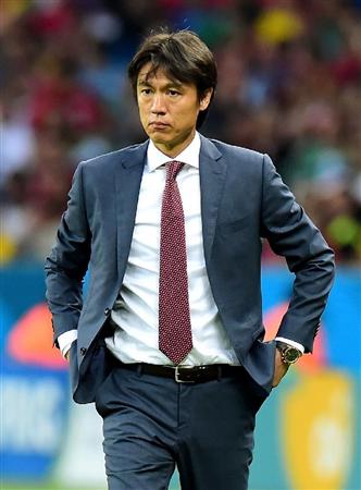 韓国－アルジェリアアルジェリアにリードされる展開に、厳しい表情を見せる韓国の洪明甫監督＝ポルトアレグレ（ゲッティ＝共同）
