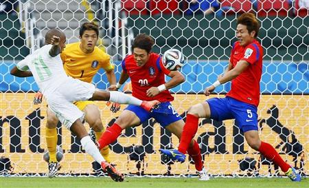 韓国－アルジェリア前半、アルジェリア・ブラヒミ（１１）のシュートを防ぐ、韓国の（右から）金英権、洪正好、ＧＫ鄭成龍＝ポルトアレグレ（ロイター＝共同）