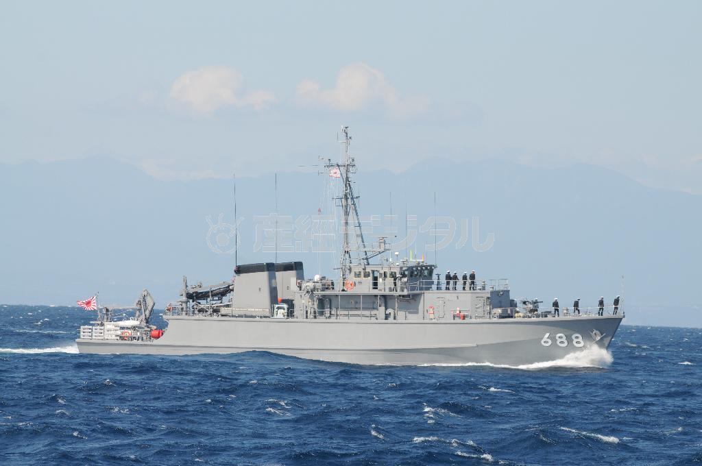 相模湾沖を航行する海上自衛隊の掃海艇「あいしま」＝２０１２年１０月８日（河田一成撮影）