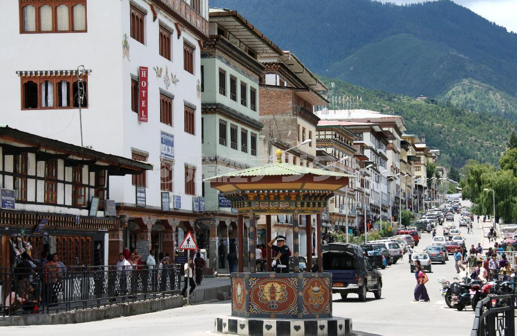 素朴な美しさがあるブータンの首都ティンプーの目抜き通り。首相の訪日は「幸せの国」をアピールする機会となりそうだ＝２０１３年７月１１日（共同）