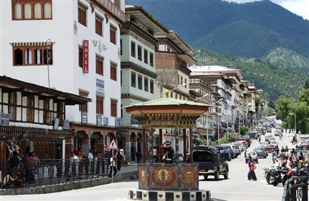 素朴な美しさがあるブータンの首都ティンプーの目抜き通り。首相の訪日は「幸せの国」をアピールする機会となりそうだ＝２０１３年７月１１日（共同）