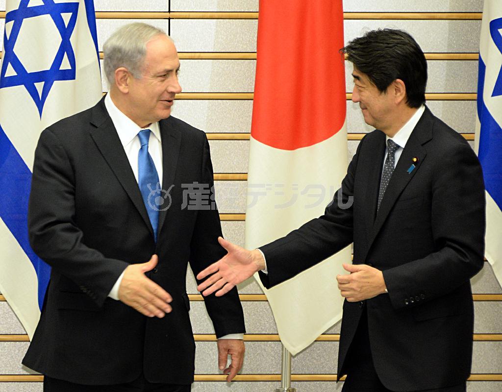 会談を前に握手を交わすイスラエルのベンヤミン・ネタニヤフ首相（左）と安倍晋三（しんぞう）首相＝２０１４年５月１２日、首相官邸（酒巻俊介撮影）