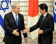 会談を前に握手を交わすイスラエルのベンヤミン・ネタニヤフ首相（左）と安倍晋三（しんぞう）首相＝２０１４年５月１２日、首相官邸（酒巻俊介撮影）