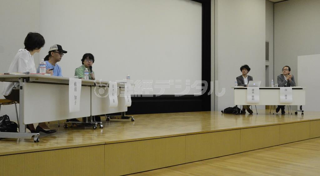 ６月１４日に行われたシンポジウム。右から南雄介、速水健郎（はやみず・けんろう）、椹木野衣（さわらぎ・のい）、佐々木敦の各氏＝２０１４年、東京都現代美術館（原圭介撮影）