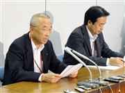 原子力規制委員会に川内原発の審査書類を再提出し、記者会見する九州電力の中村明上席執行役員（左）＝２４日午後、東京都港区