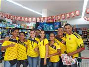 スーパーマーケットでは店員らもユニホーム姿で臨戦態勢。仕事はそっちのけという（早川憲幸氏提供）