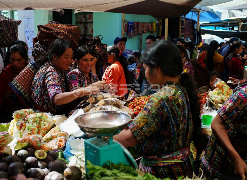買い物にはしゃぐ女性は万国共通の絵かもしれない＝グアテマラ・ソロラ（緑川真実さん撮影）