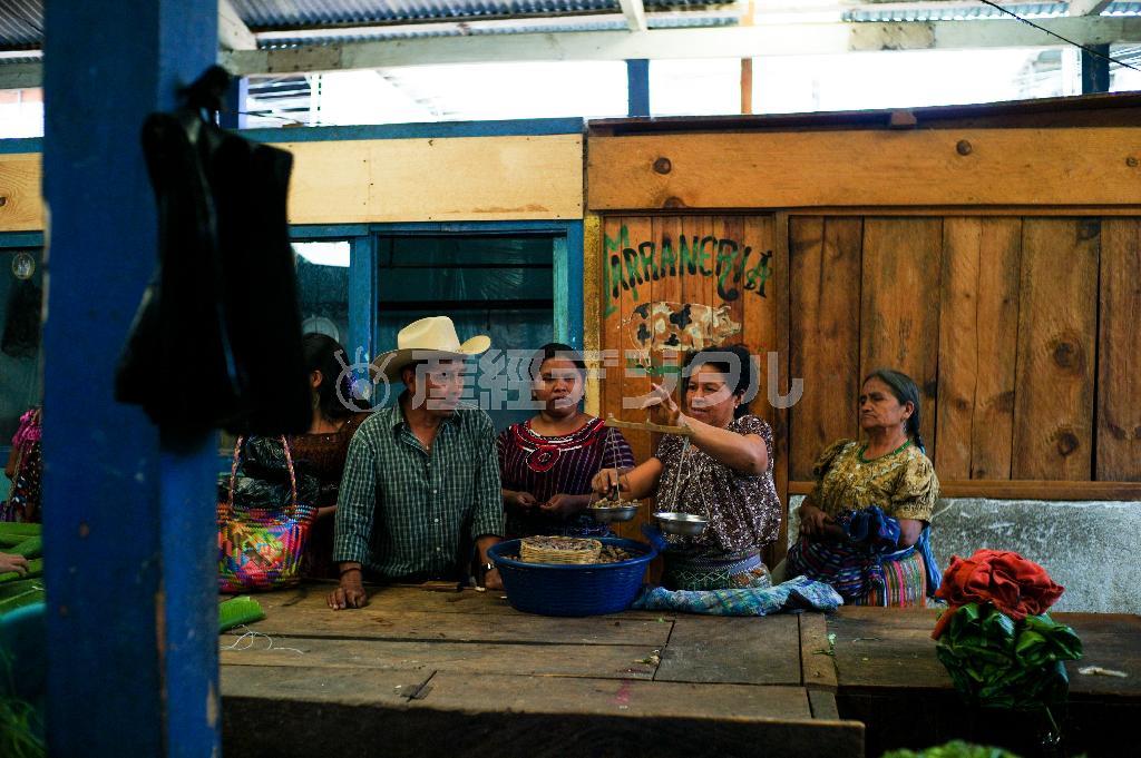 昔ながらの天秤で計量する女性＝グアテマラ南部のサンペドロ・ラ・ラグーナ（緑川真実さん撮影）