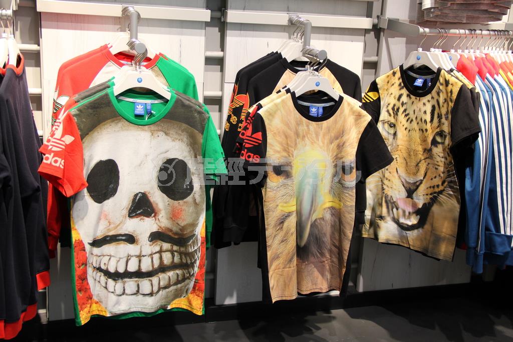サッカーＷ杯ブラジル大会を記念して開催国の国獣や国旗などをモチーフにしたアディダス＿オリジナルスのＴシャツ（５４００円）＝東京都新宿区（田中幸美撮影）