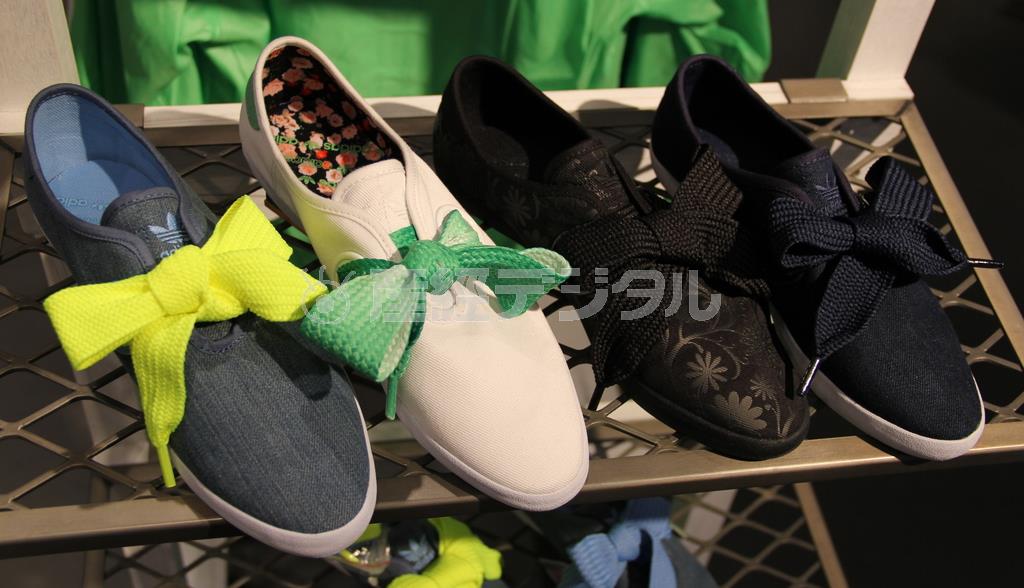 女性に人気のデニム地のリレースロー。大きなひもをリボンのようにあしらったのが最大のポイントで全５色（６５００円～）＝２０１４年５月８日、東京都新宿区（田中幸美撮影）