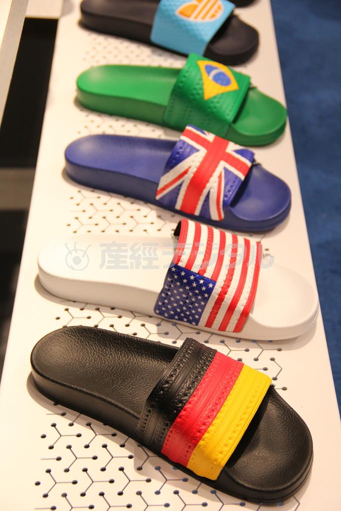 Ｗ杯仕様ではないが、Ｗ杯参加国のラインナップがそろう「アディレッタフラッグス」。１９７２年の登場以来圧倒的な支持を集めたサンダルの元祖だ。バンド部分はコーティング加工が施される（３８００円）＝２０１４年５月８日、東京都新宿区（田中幸美撮影）