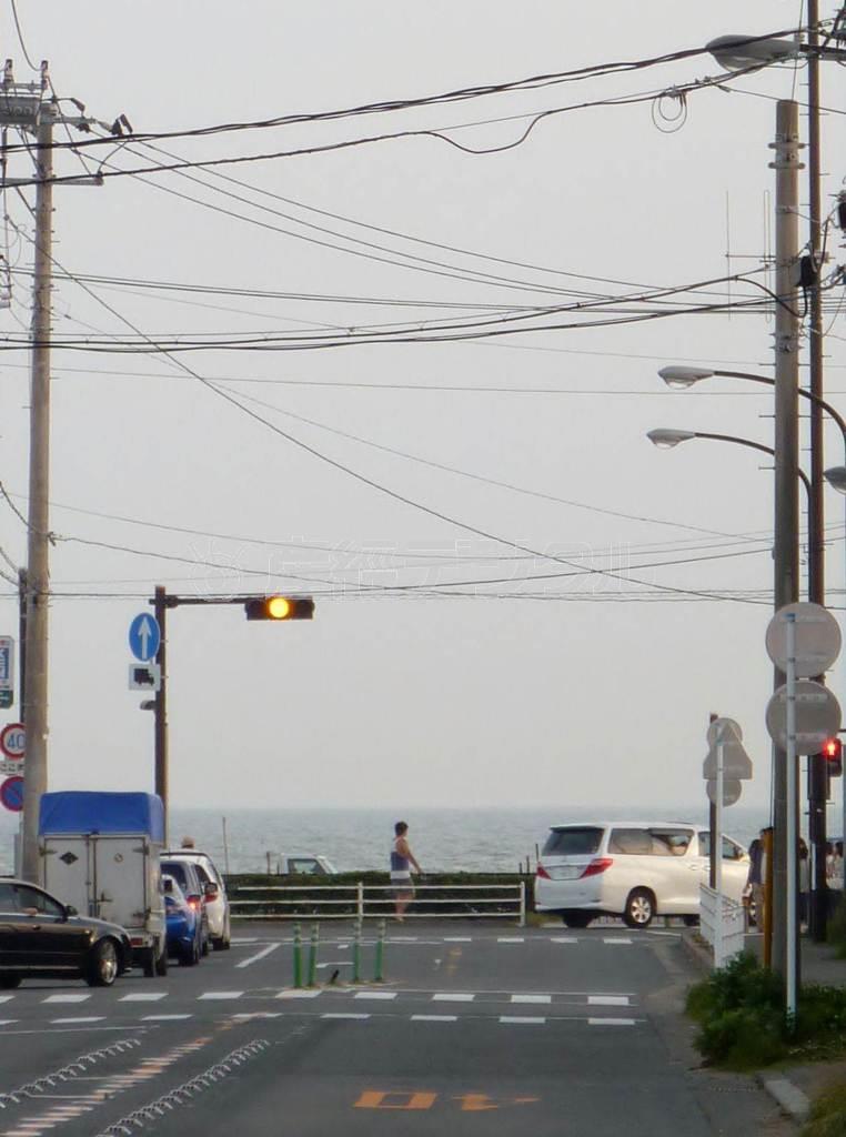 由比ガ浜の市街地から海岸へと向かう道＝２０１４年６月１４日、神奈川県鎌倉市