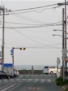 由比ガ浜の市街地から海岸へと向かう道＝２０１４年６月１４日、神奈川県鎌倉市
