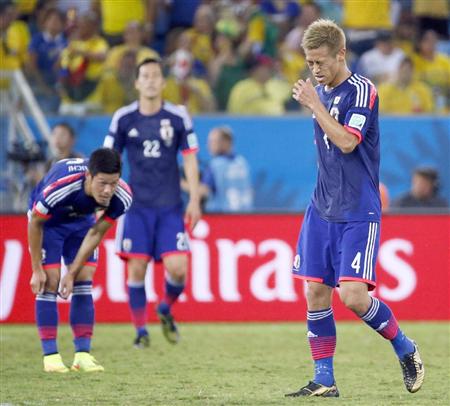 後半、コロンビアに３点目を奪われ、厳しい表情の本田（右）ら＝クイアバ（共同）
