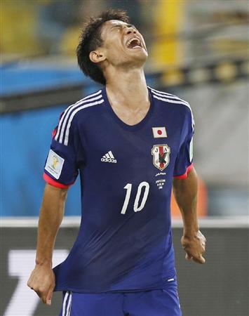 後半、シュートを外し悔しがる香川＝クイアバ（共同）