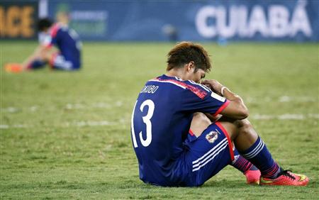 １次リーグ敗退が決まり、ピッチに座り込む大久保＝クイアバ（共同）