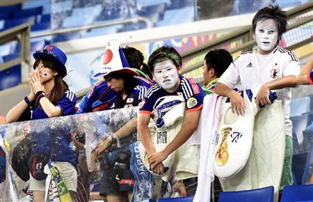 １次リーグ敗退が決まり、うなだれる日本サポーター＝クイアバ（共同）