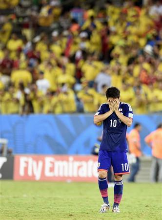 １次リーグ敗退が決まり、顔を覆う香川＝クイアバ（共同）