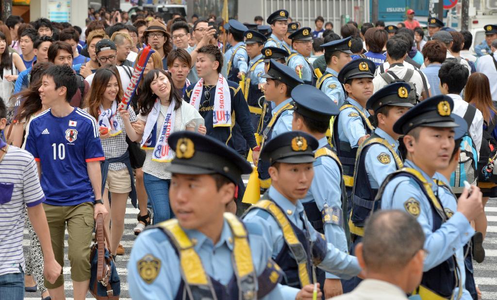 コロンビア戦が終了し、渋谷駅前の交差点を通って引き揚げるサポーターら＝２５日午前、東京都渋谷区（栗橋隆悦撮影）