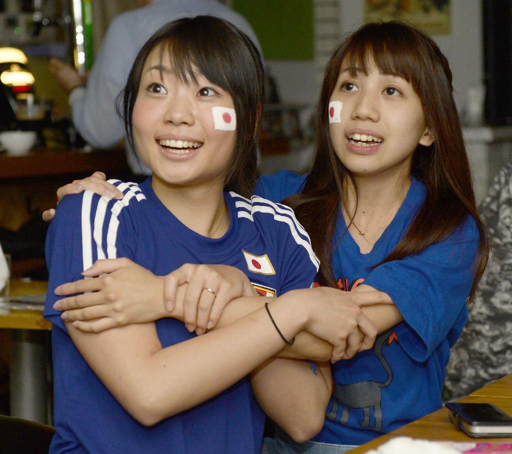 岡崎の同点ゴールを喜ぶサポーター＝２５日早朝、東京・渋谷のスポーツバー