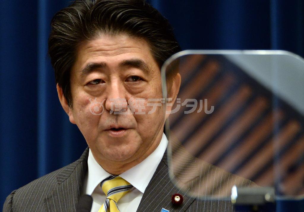 記者会見する安倍晋三（しんぞう）首相＝２０１４年６月２４日夕、首相官邸（川口良介撮影）