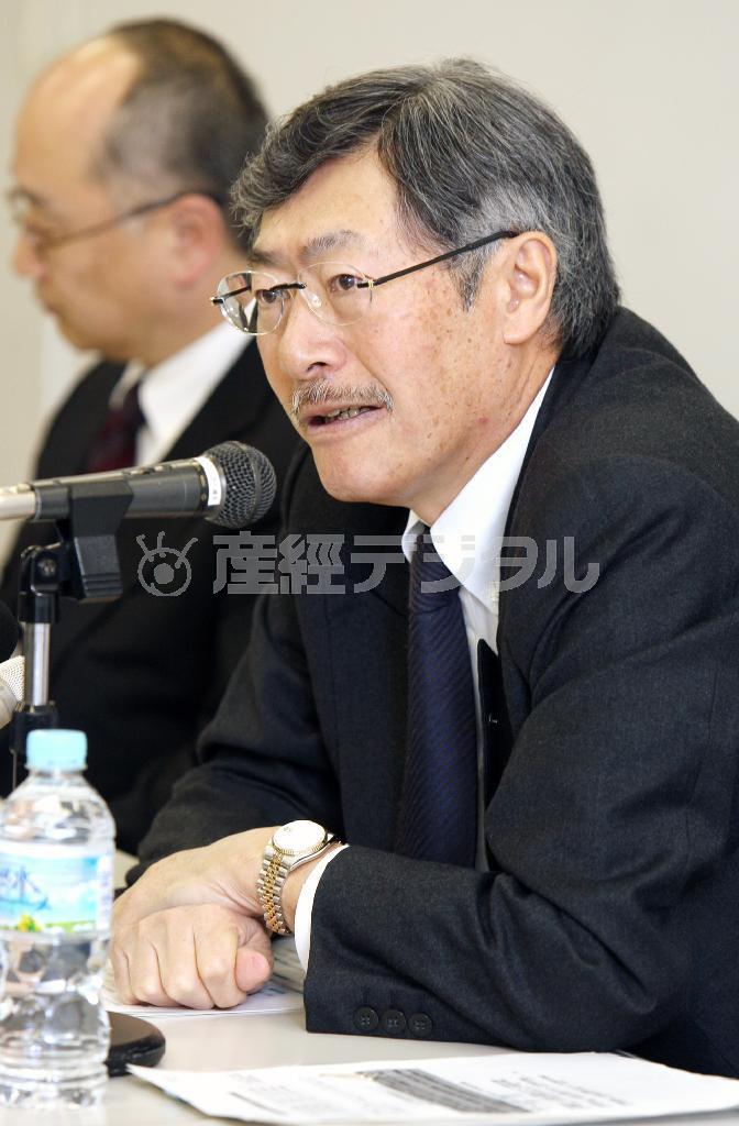 佐治信忠（さじ・のぶただ）会長兼社長は代表権のある会長に専念する＝２０１２年２月８日、大阪市北区（渡守麻衣撮影）