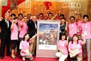 小児がんや重い病気の子供とその家族を「キッザニア東京」に招待するイベントでアメリカン・ホームダイレクトの人たちと一緒に＝２０１３年９月１１日（提供写真）