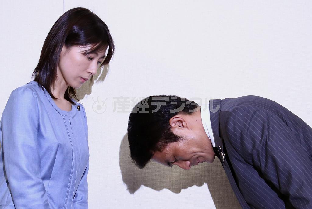 都議会でのやじ問題で、塩村文夏（しおむら・あやか）都議（左）に謝罪する鈴木章浩（あきひろ）議員＝２０１４年６月２３日、東京都新宿区の都議会議事堂（大里直也撮影）