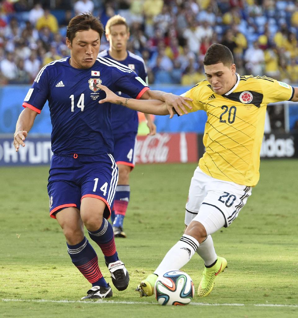 日本－コロンビア前半、コロンビアのキンテロ（右）と競り合う青山＝クイアバ（共同）