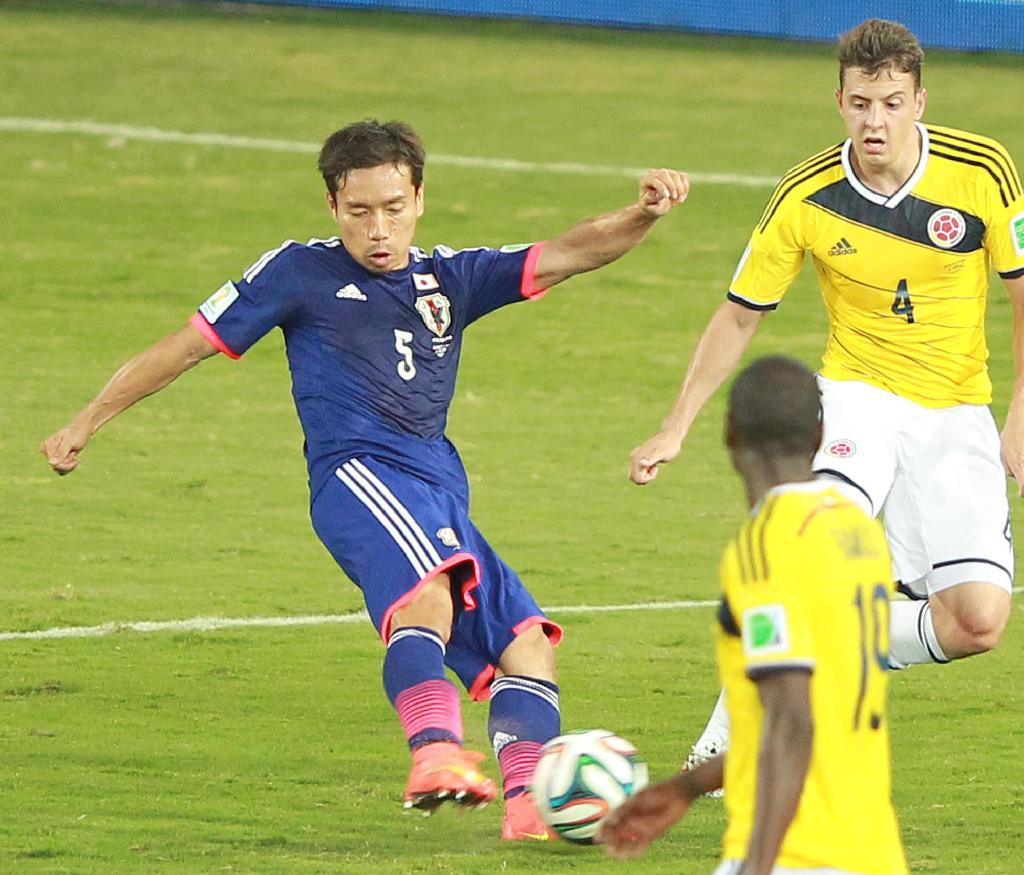 後半、シュートを放つ長友佑都＝現地時間２４日、ブラジル・クイアバ（撮影・山田喜貴）