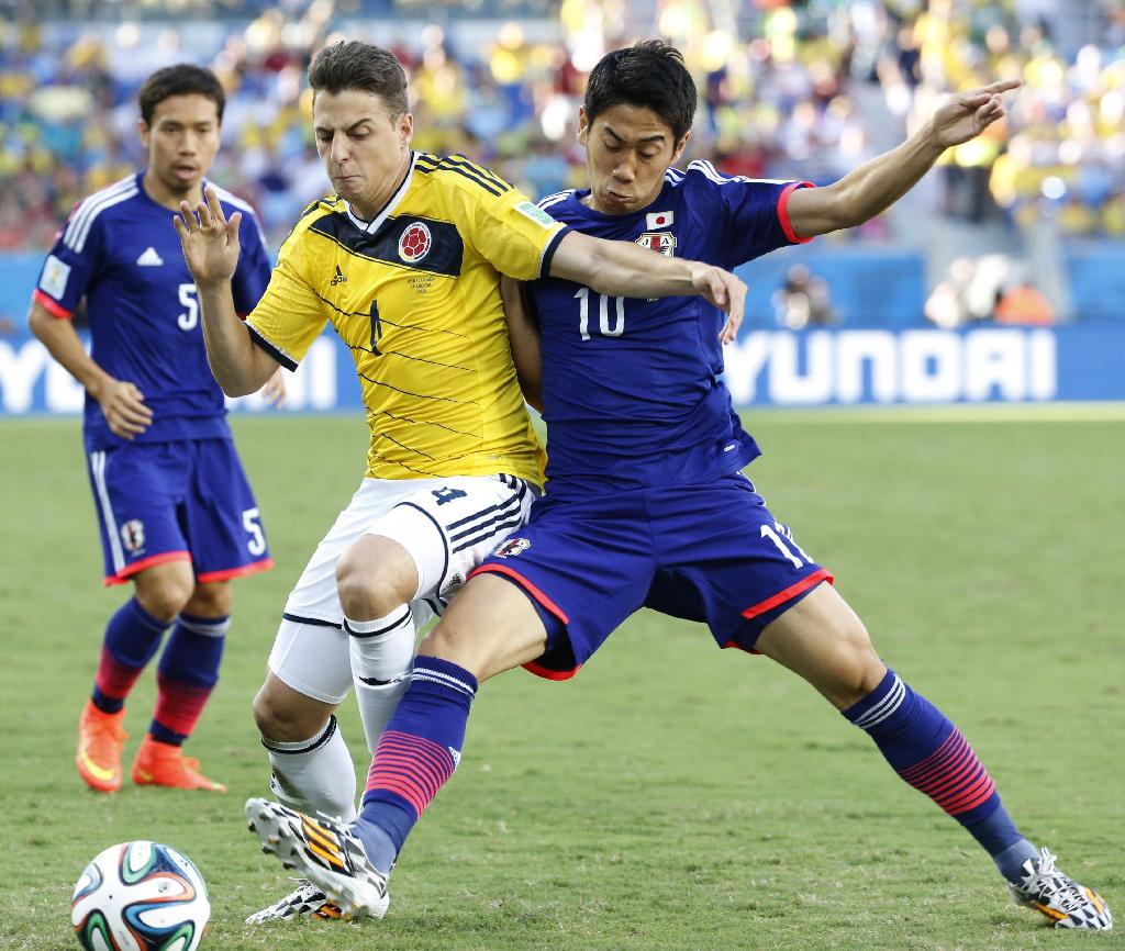 日本－コロンビア前半、コロンビアのアリアス（左）と競り合う香川＝クイアバ（共同）