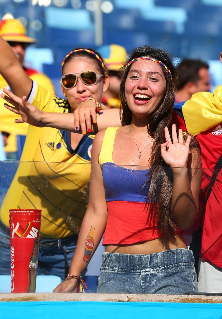 日本戦で声援を送るコロンビアのサポーター＝現地時間２４日、クイアバのパンタナル・アリーナ（ＡｒｅｎａＰａｎｔａｎａｌ）（撮影・吉澤良太）